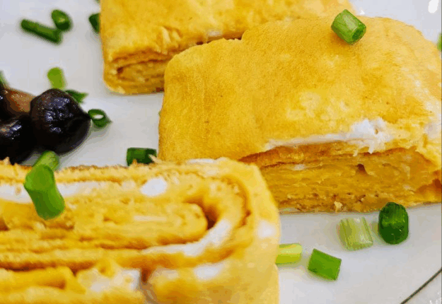 Tamagoyaki (Japanese Omelette) on a Round Pan