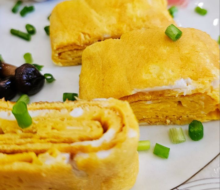 Tamagoyaki (Japanese Omelette) on a Round Pan