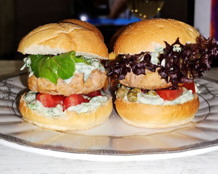 Tuna Burger with Yogurt-Anchovy Sauce, Tomatoes & Capers