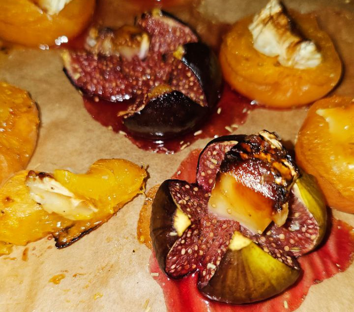 Baked Brie with Summer Fruits
