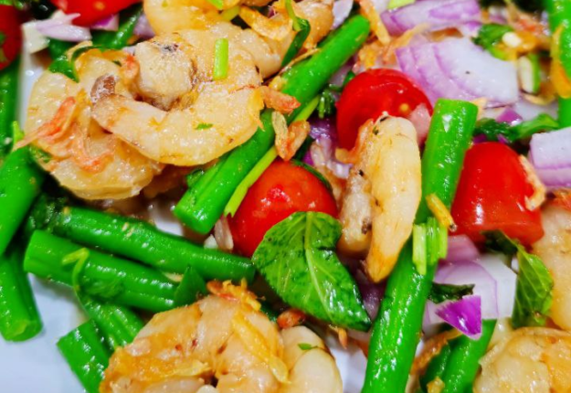 This spicy Asian shrimp salad