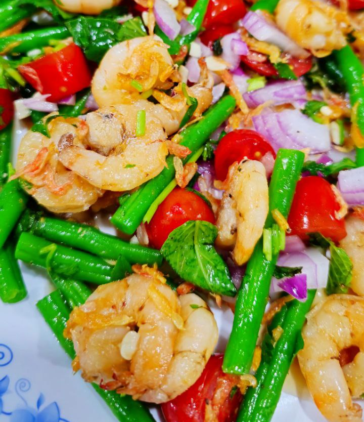 This spicy Asian shrimp salad