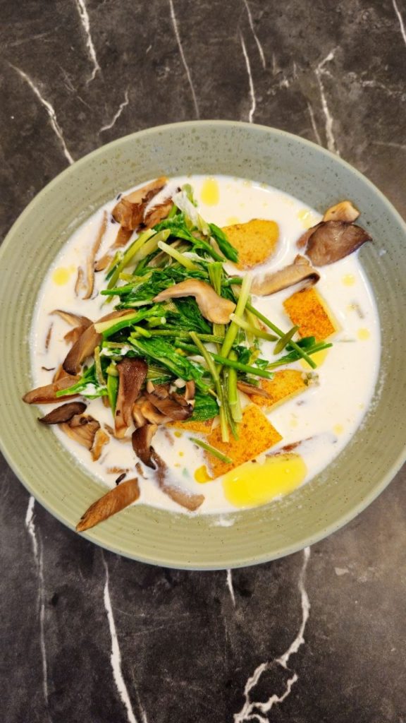 Sopa cremosa de ajo silvestre con setas y patatas crujientes