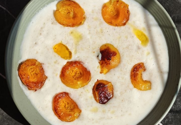 Creamy Milk Oatmeal with Caramelized Apricots